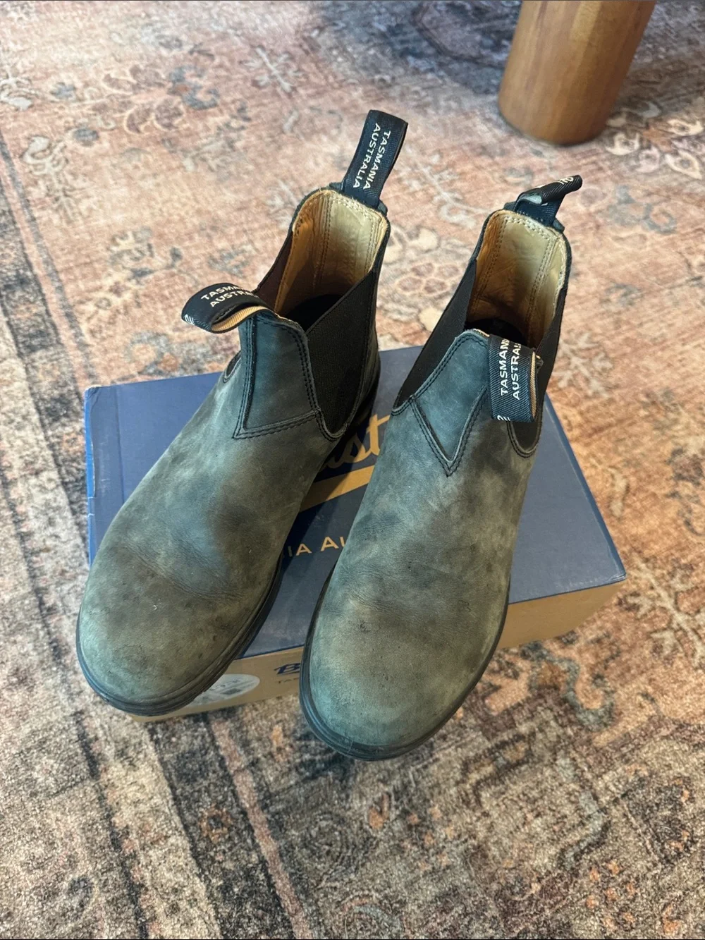 Men’s Blundstone 587 Round Toe Chelsea Boot in Rustic Black